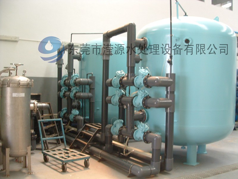 width=580 height=460 /><br /></div><div>應(yīng)用范圍：系列全自動軟水器：可廣泛應(yīng)用于蒸汽鍋爐、熱水鍋爐、交換器、蒸發(fā)冷凝器、空調(diào)、直燃機(jī)等系統(tǒng)的補(bǔ)給水的軟化。還可用于賓館、飯店、寫字樓、公寓、家居等生活用水的處理及食品、飲料、釀酒、工業(yè)鍋爐、熱交換器、空調(diào)、洗衣、印染、化工、醫(yī)藥、沐浴設(shè)備及食品、制藥、電子等行業(yè)的軟化水處理</div><div><br /></div><div>全自動軟化水是將軟化器運(yùn)行及再生的每一個(gè)步驟實(shí)現(xiàn)軟水自動控制，并采用時(shí)間、流量或其它感應(yīng)器等方式來啟動再生。全自動軟水器裝置的基本構(gòu)成為：FLECK或Autotrol多路控制閥、樹脂罐（含001＊7樹脂）、鹽箱及管路系統(tǒng)。軟水機(jī)除去水中過多的鈣鎂離子，通過離子交換的方式，達(dá)到除垢的目的。</div></div>
						<div   id=